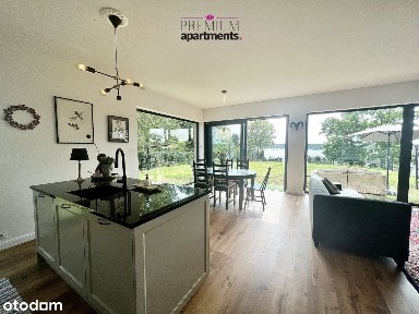 Nowoczesny dom piękny ogród i widok na jezioro