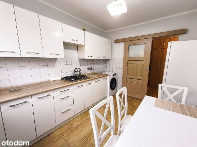 Przestronna kawalerka, II piętro, po remoncie, w niskim bloku z cegły