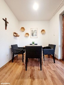 Duże mieszkanie z indywidualną klatką schodową i miejscem postojowym