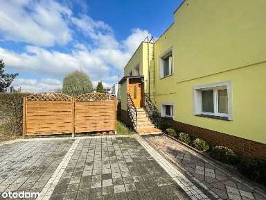 Przytulny dwukondygnacyjny dom z garażem i ogrodem