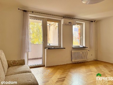 Widne mieszkanie z oddzielną kuchnią i balkonem