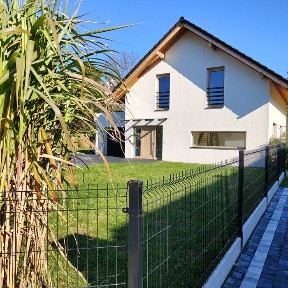 Nowoczesny dom na sprzedaż w spokojnej okolicy.