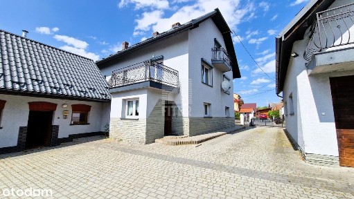 duży dom z budynkami i mieszkaniem