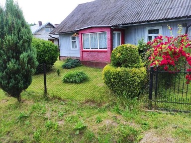 Drewniany dom na dużej działce o powierzchni 0,6 hektara