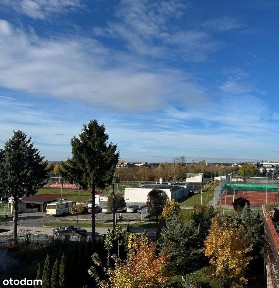 Duży dom z garażem i dostępem do mediów w mieście