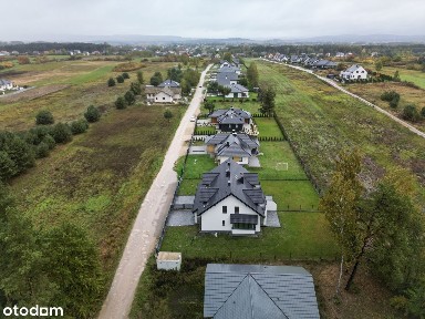 Nowoczesny bliźniak na kameralnym osiedlu jednorodzinnym.
