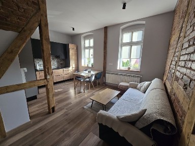 Mieszkanie 3 pokojowe w zabytkowej kamienicy (centrum Pniew)