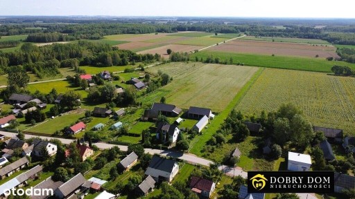 *Siedlisko z drewnianym domem i budynkami *