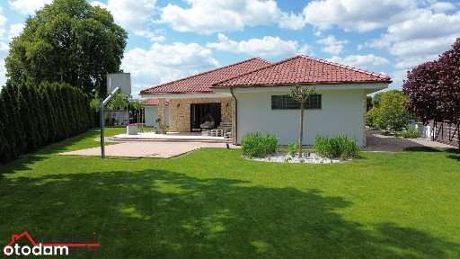 parterowy dom z fotowoltaiką i garażem dwustanowis