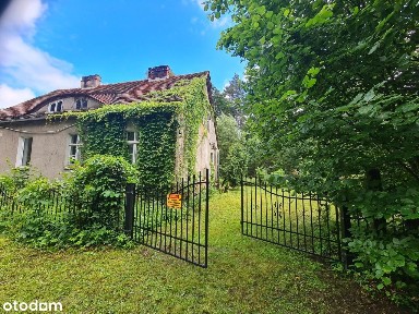 Połowa domu w lesie i przy ścieżce rowerowej