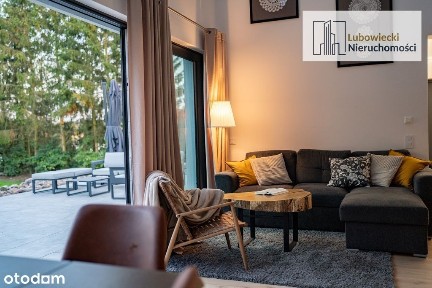 Dom z linią brzegową Jeziora Brajnickiego. Mazury