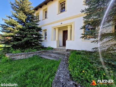 Klasztorne, Duży dom jednorodzinny.