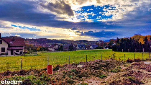 Dom z widokiem na góry w niewielkiej odległości od miasta