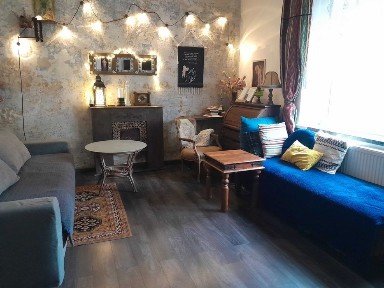 Duży dom wolnostojący może być dwurodzinny lub pod działalność