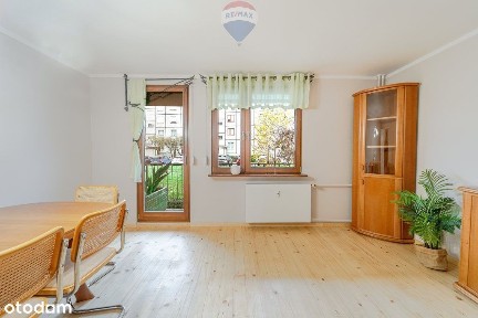 Wygodne mieszkanie na parterze w niskim bloku.