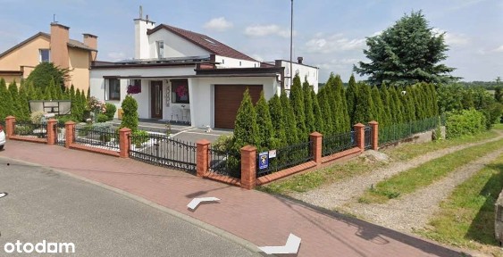 Dwupoziomowy dom z tarasem, fotowoltaiką, ogrodem, trzema garażami