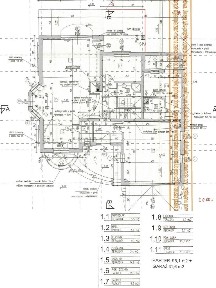 Wolnostojący dom przy lesie na widokowym wzgórzu