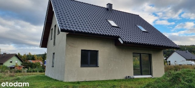 Nowoczesny dom z użytkowym poddaszem w naturze