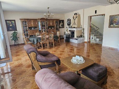 Dom z garażem, spokojna okolica, trzy sypialnie, budynek gospodarczy