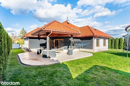 Dom z dużą ilością pokoi z pięknym tarasem