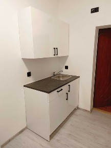 Piękna kawalerka, centrum miasta, małe lokum, pokój