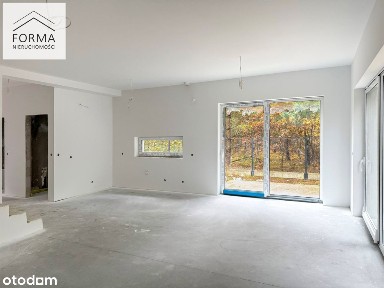 Dom ze ścianą lasu z panoramicznymi oknami