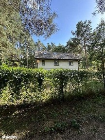 Dom w lesie nad jeziorem