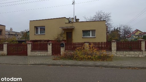 Przestronny dom z piwnicą i garażem w bryle domu.