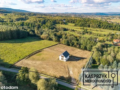 Duża działka z domem niskoenergetycznym.