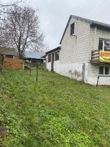 Dom z budynkami gospodarczymi.