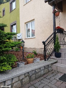 Dom w zabudowie bliźniaczej z widokiem na jezioro.