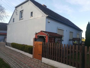 Dom jednorodzinny z dwoma oddzielnymi wejściami