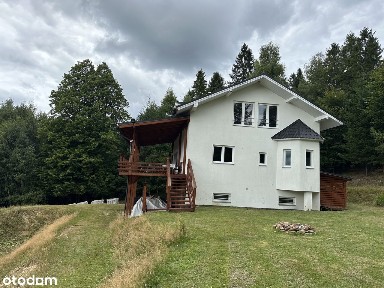 Przestronny dom z garażem w spokojnej okolicy