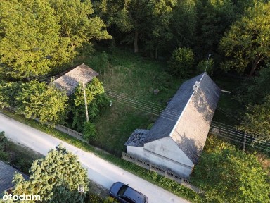 Malownicza działka z domkiem i starymi drzewami.