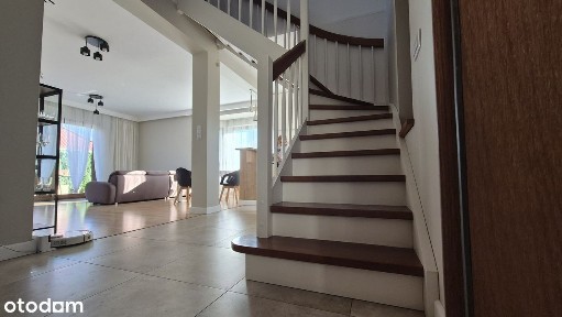 Komfortowy dom jednorodzinny z garażem na 2 auta, w spokojnej okolicy