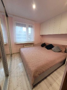 Do wynajęcia 3-pokojowe mieszkanie z dużą piwnicą, Miejscem postojowym