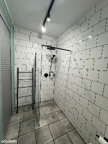 Przestronne i słoneczne mieszkanie trzypokojowe.