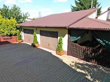 Duża nieruchomość z możliwością prowadzenia działalności gospodarczej.