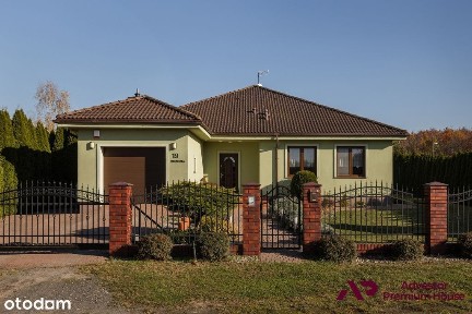 Dom parterowy z zadbanym ogrodem z widokiem na las