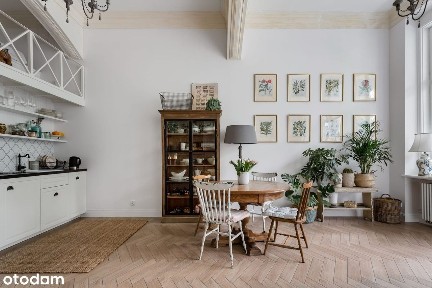 Mieszkanie z antresolą, kamienica. Media miejskie, łatwy parking.