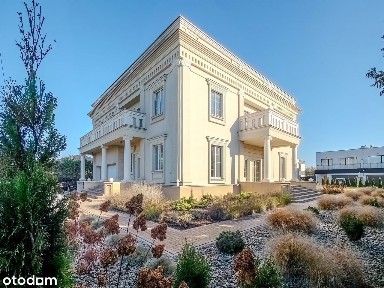 Nowoczesna rezydencja z ogrodem zimowym i płaskim dachem