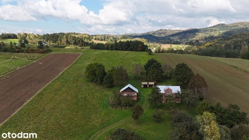 Dom z zabudowaniami blisko natury i z pięknymi widokami!