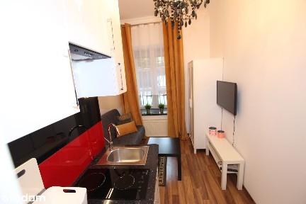 LUKSUSOWA kawalerka w kamienicy ! METRO !