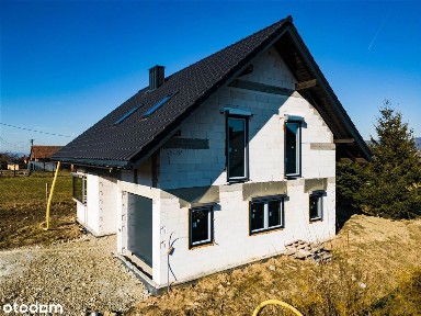 Nowoczesny dom pod górami