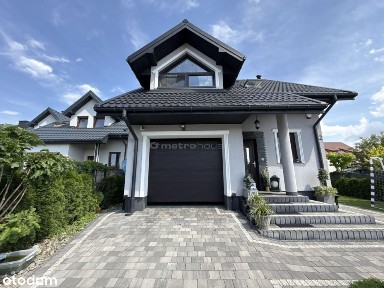 Nowoczesny dom z ogrodem i fotowoltaiką w Warce