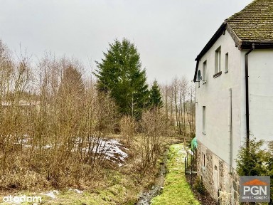 Duży dom z sześcioma mieszkaniami pod wynajem w sp