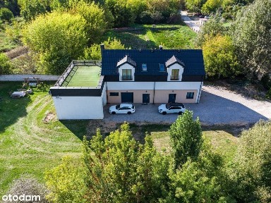 Dom z tarasem, widokiem na las w mieście