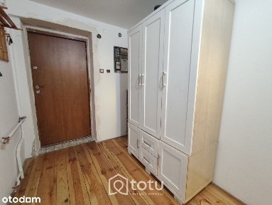 Dom z dala od Warszawy tuż obok Pkp