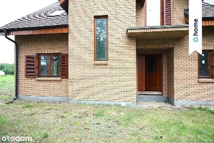 Dom w Lubczu z linią brzegową jeziora