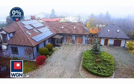 Rezydencja-funkcjonalny Dom na działce z ładnymi nasadzeniami roślin